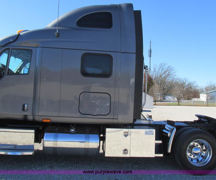 image for item L5326 2009 Peterbilt 387 semi truck
