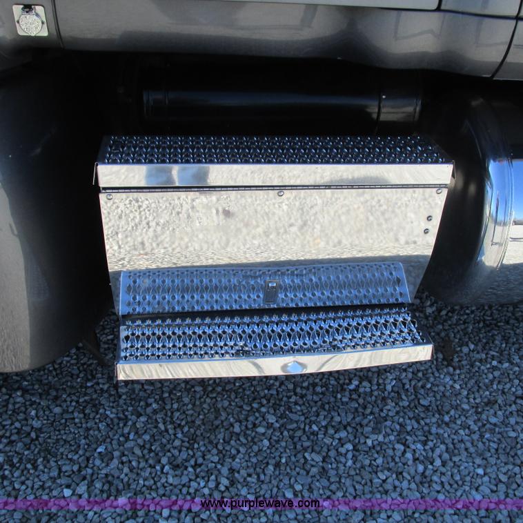 image for item L5326 2009 Peterbilt 387 semi truck