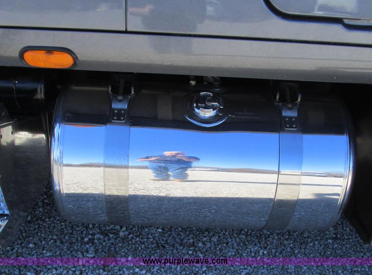 image for item L5326 2009 Peterbilt 387 semi truck