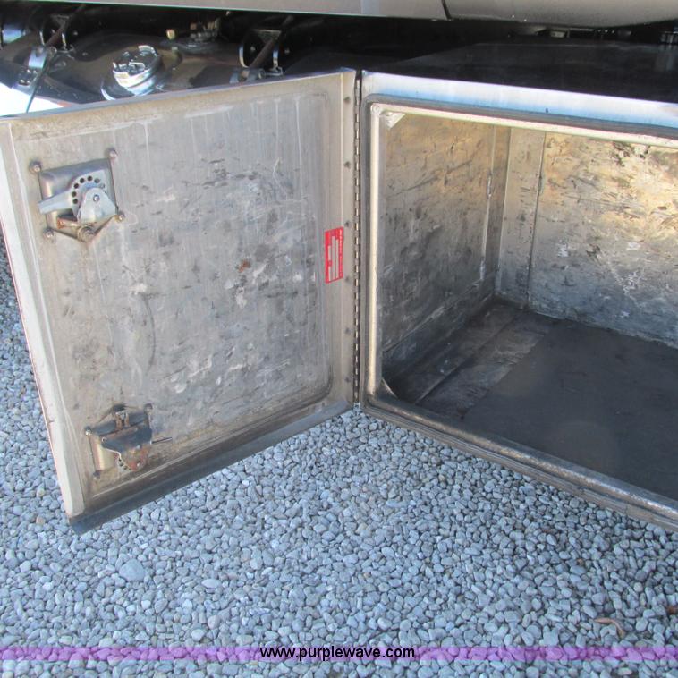 image for item L5326 2009 Peterbilt 387 semi truck