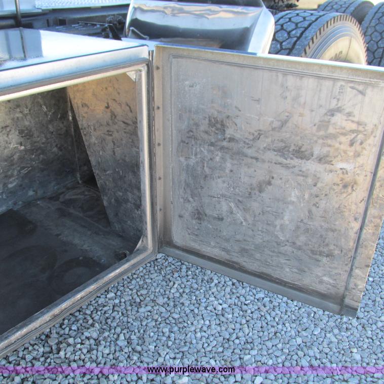 image for item L5326 2009 Peterbilt 387 semi truck