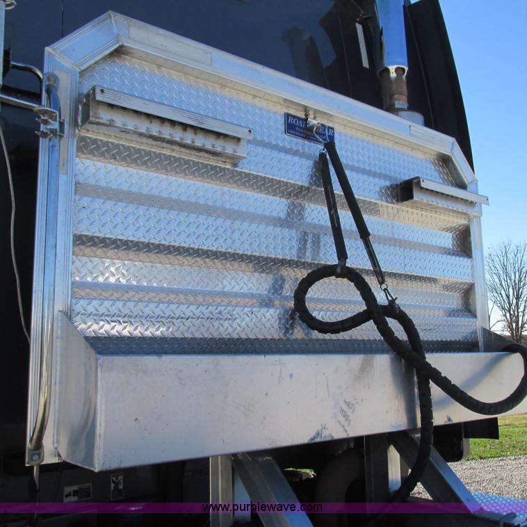 image for item L5326 2009 Peterbilt 387 semi truck