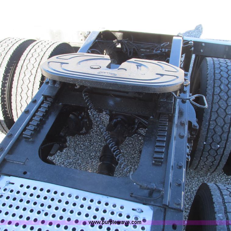 image for item L5326 2009 Peterbilt 387 semi truck