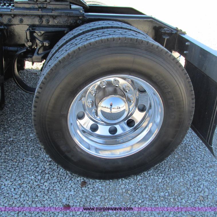 image for item L5326 2009 Peterbilt 387 semi truck