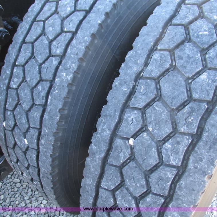 image for item L5326 2009 Peterbilt 387 semi truck