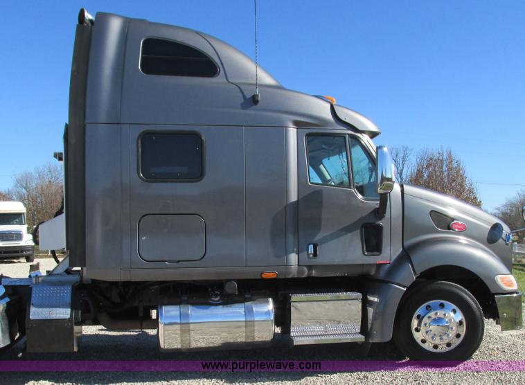 image for item L5326 2009 Peterbilt 387 semi truck