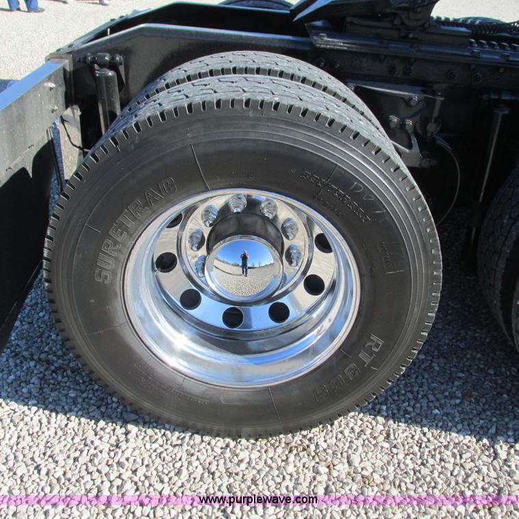 image for item L5326 2009 Peterbilt 387 semi truck