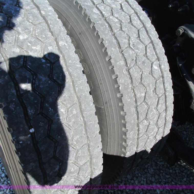 image for item L5326 2009 Peterbilt 387 semi truck