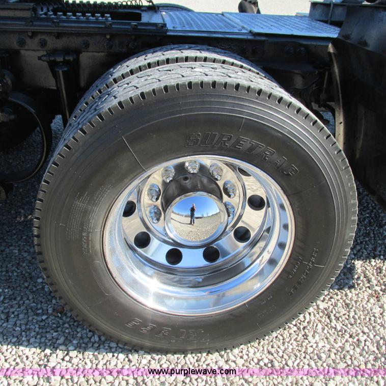 image for item L5326 2009 Peterbilt 387 semi truck