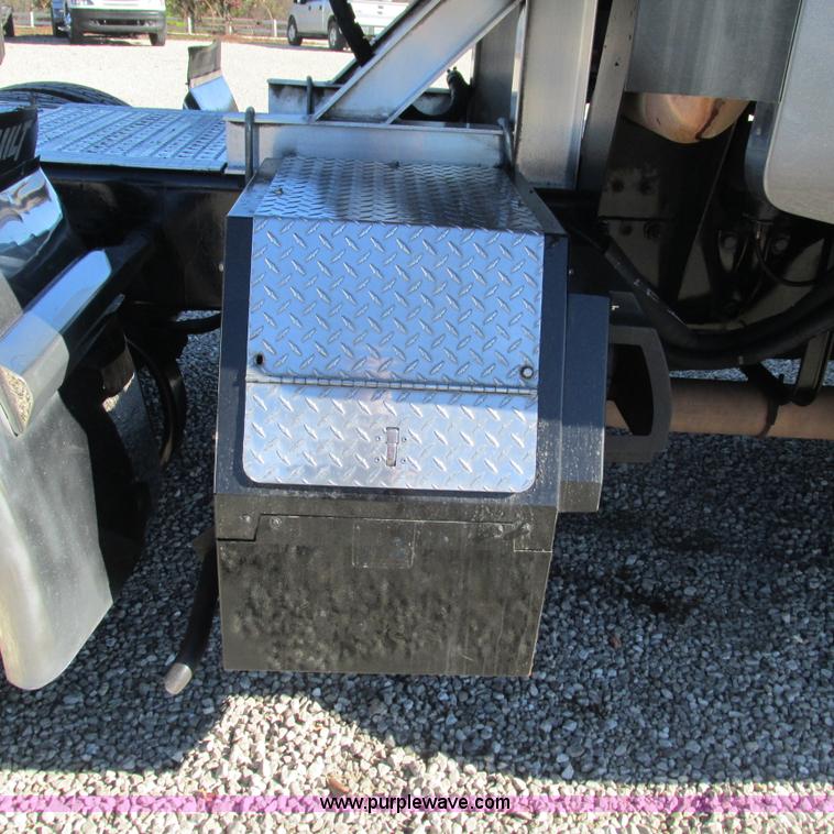 image for item L5326 2009 Peterbilt 387 semi truck