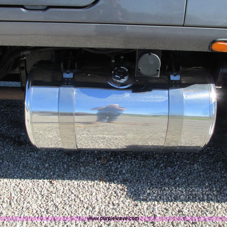 image for item L5326 2009 Peterbilt 387 semi truck