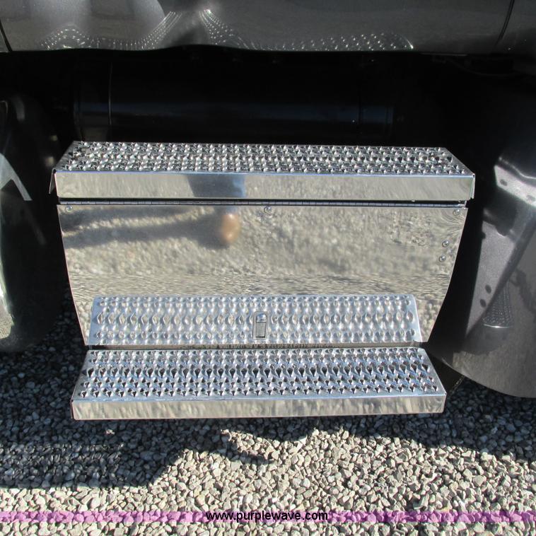 image for item L5326 2009 Peterbilt 387 semi truck