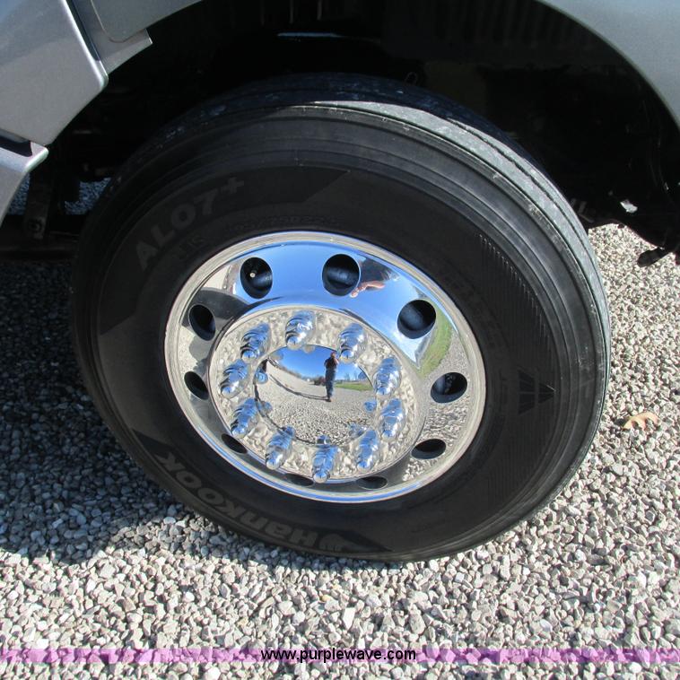 image for item L5326 2009 Peterbilt 387 semi truck