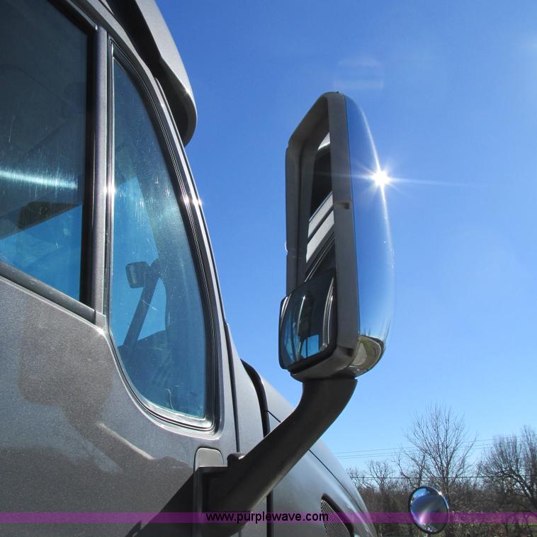 image for item L5326 2009 Peterbilt 387 semi truck