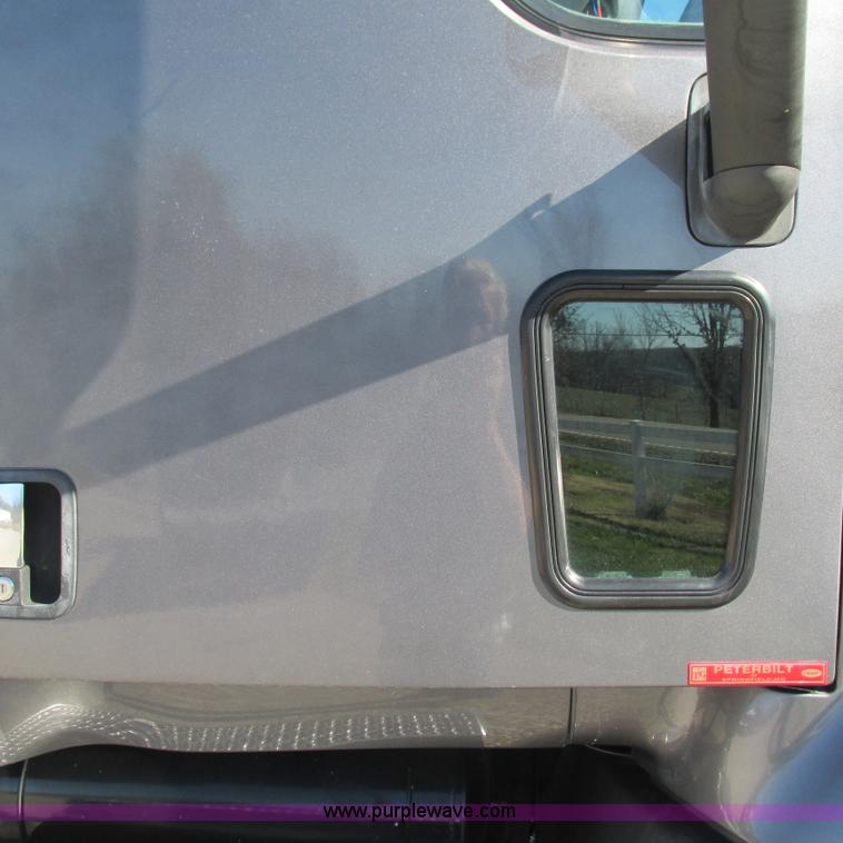 image for item L5326 2009 Peterbilt 387 semi truck