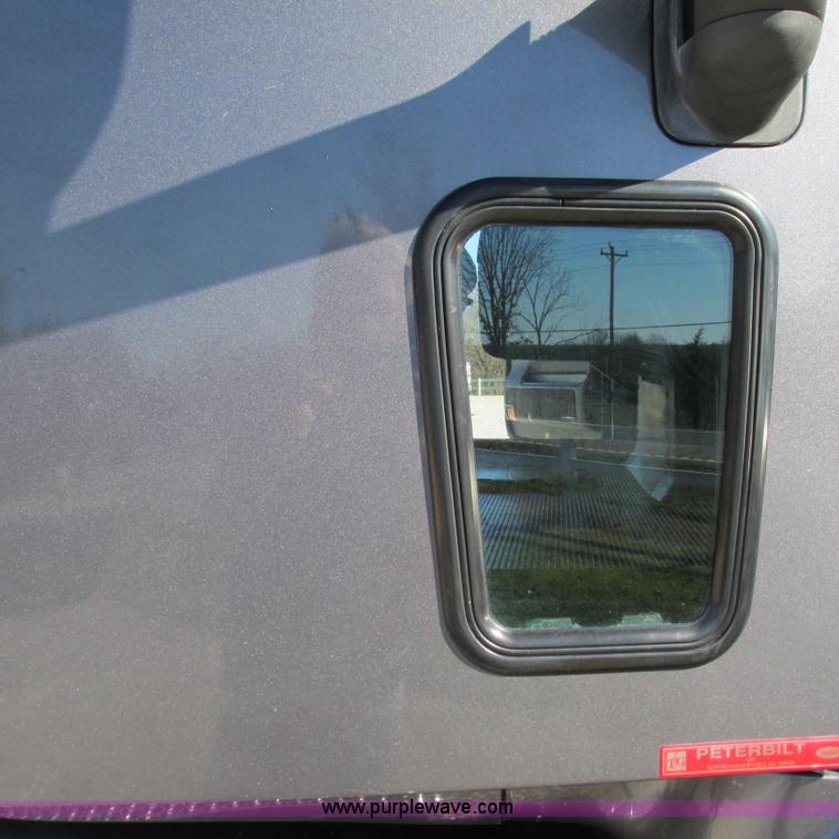 image for item L5326 2009 Peterbilt 387 semi truck