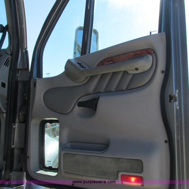 image for item L5326 2009 Peterbilt 387 semi truck