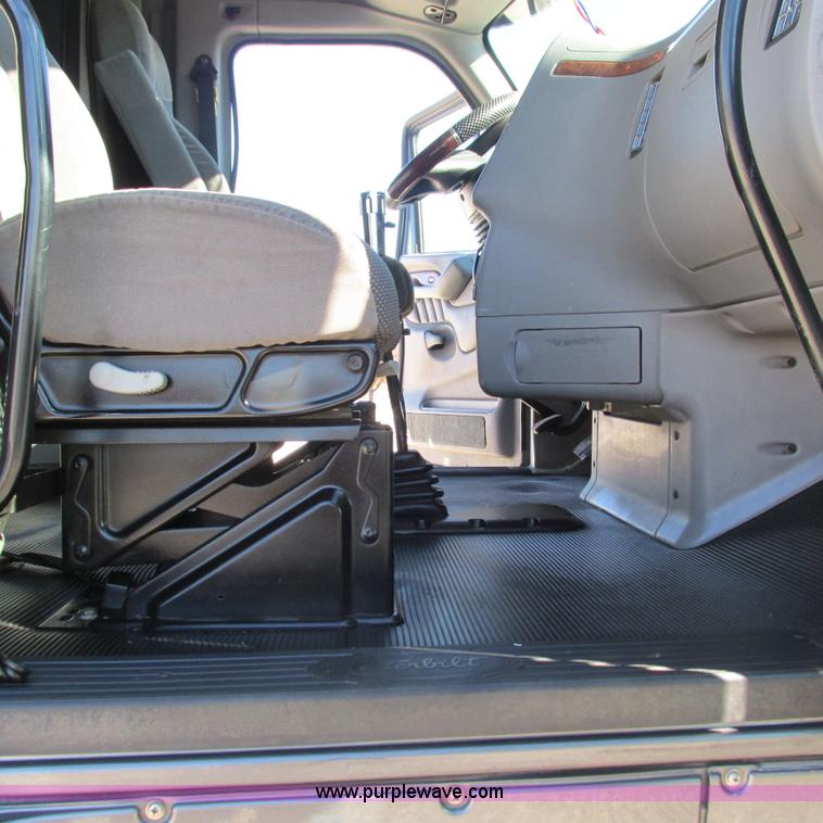 image for item L5326 2009 Peterbilt 387 semi truck