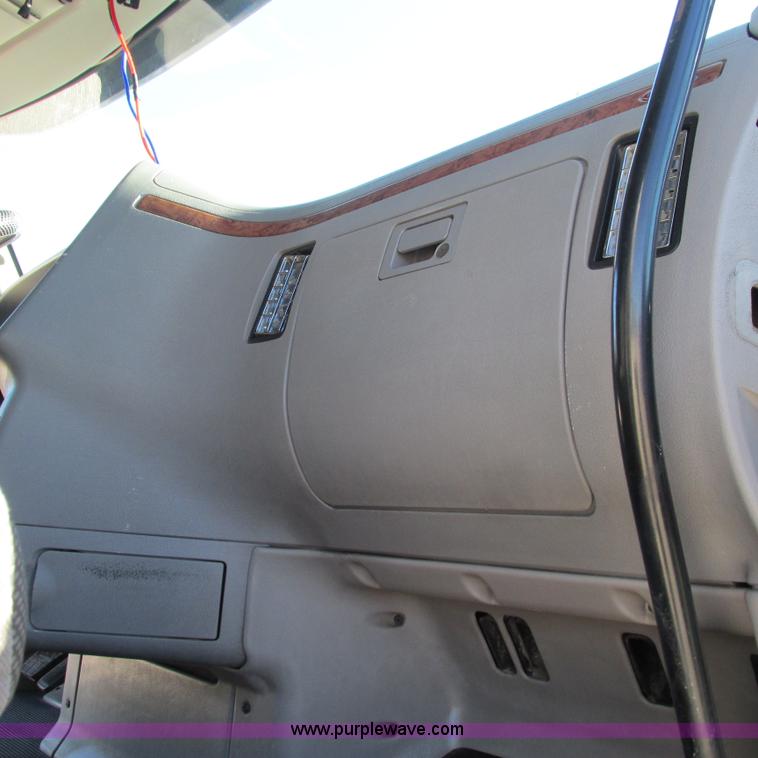 image for item L5326 2009 Peterbilt 387 semi truck