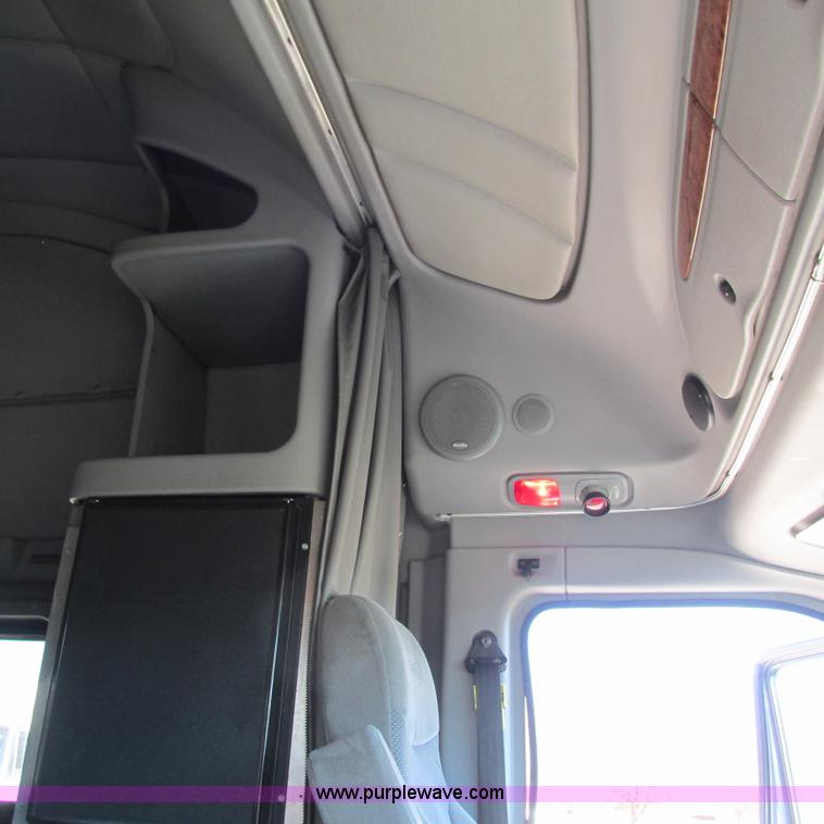 image for item L5326 2009 Peterbilt 387 semi truck