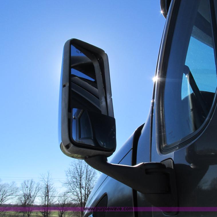 image for item L5326 2009 Peterbilt 387 semi truck