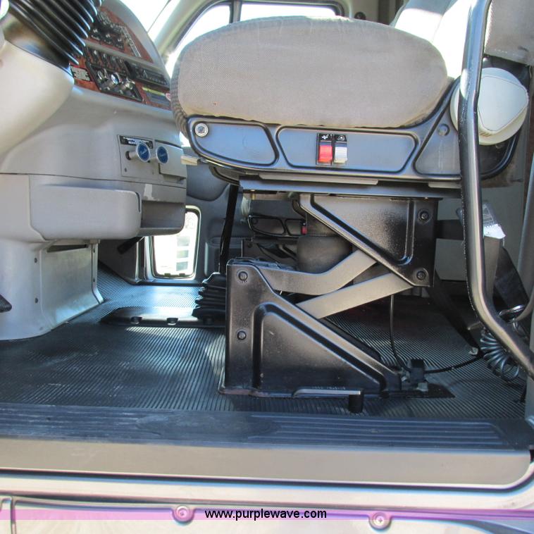 image for item L5326 2009 Peterbilt 387 semi truck