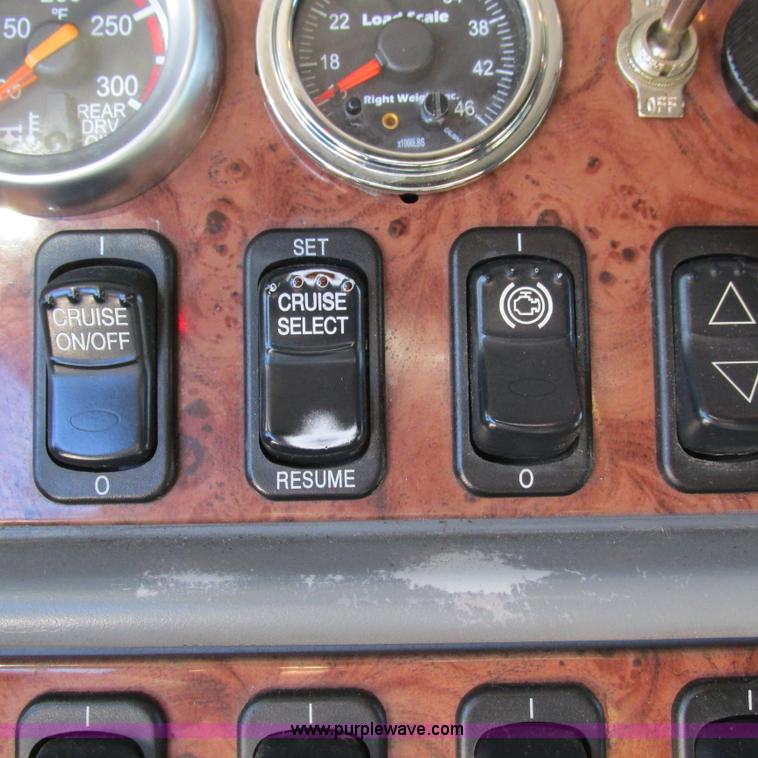 image for item L5326 2009 Peterbilt 387 semi truck