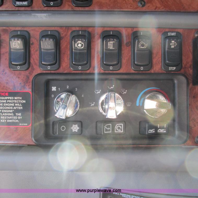 image for item L5326 2009 Peterbilt 387 semi truck