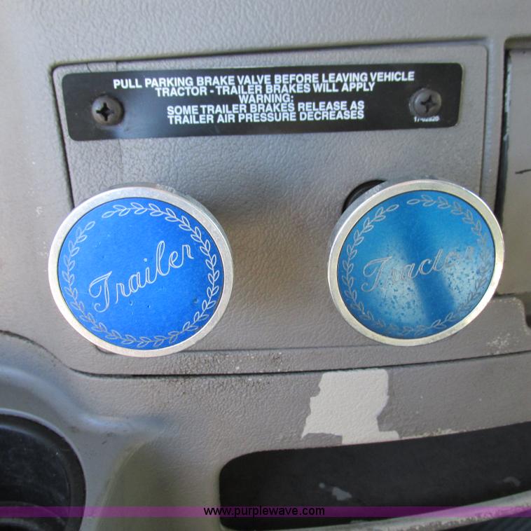 image for item L5326 2009 Peterbilt 387 semi truck