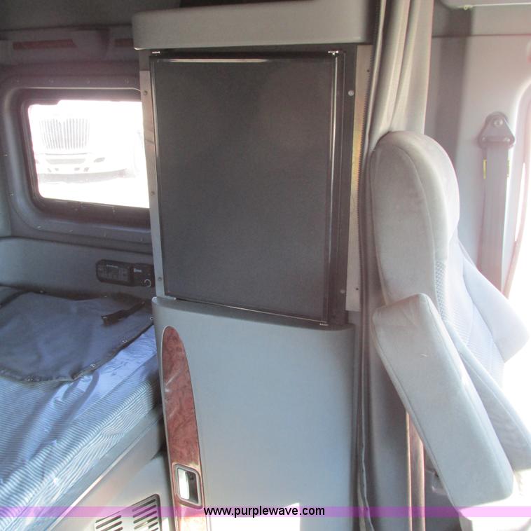 image for item L5326 2009 Peterbilt 387 semi truck