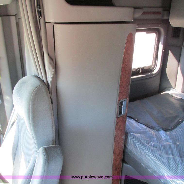 image for item L5326 2009 Peterbilt 387 semi truck