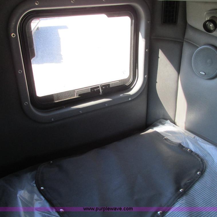 image for item L5326 2009 Peterbilt 387 semi truck