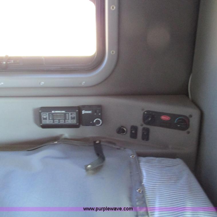 image for item L5326 2009 Peterbilt 387 semi truck