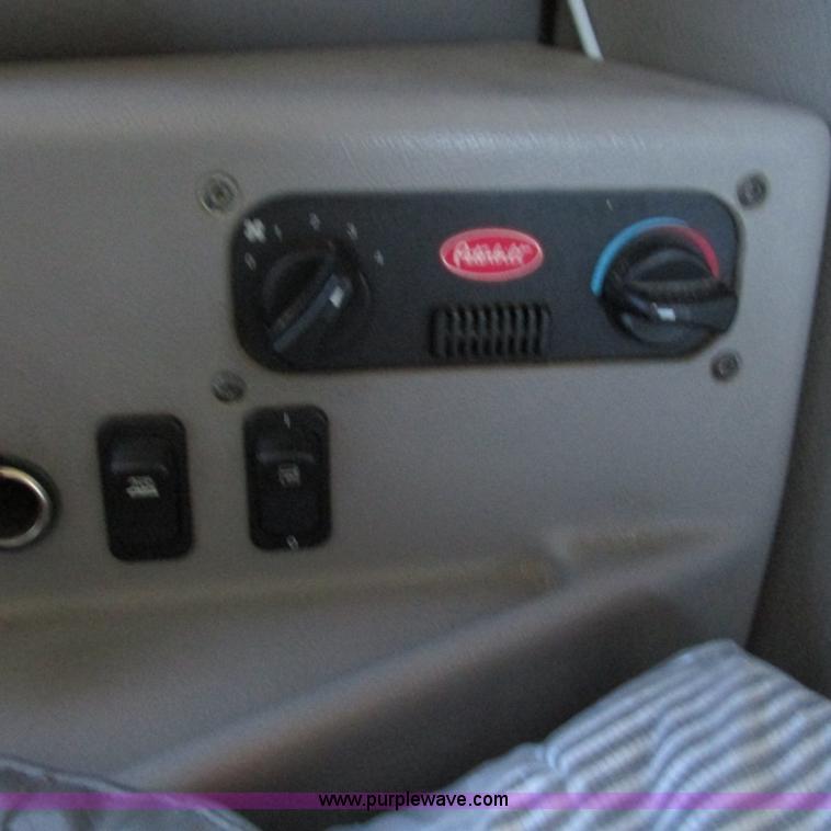 image for item L5326 2009 Peterbilt 387 semi truck