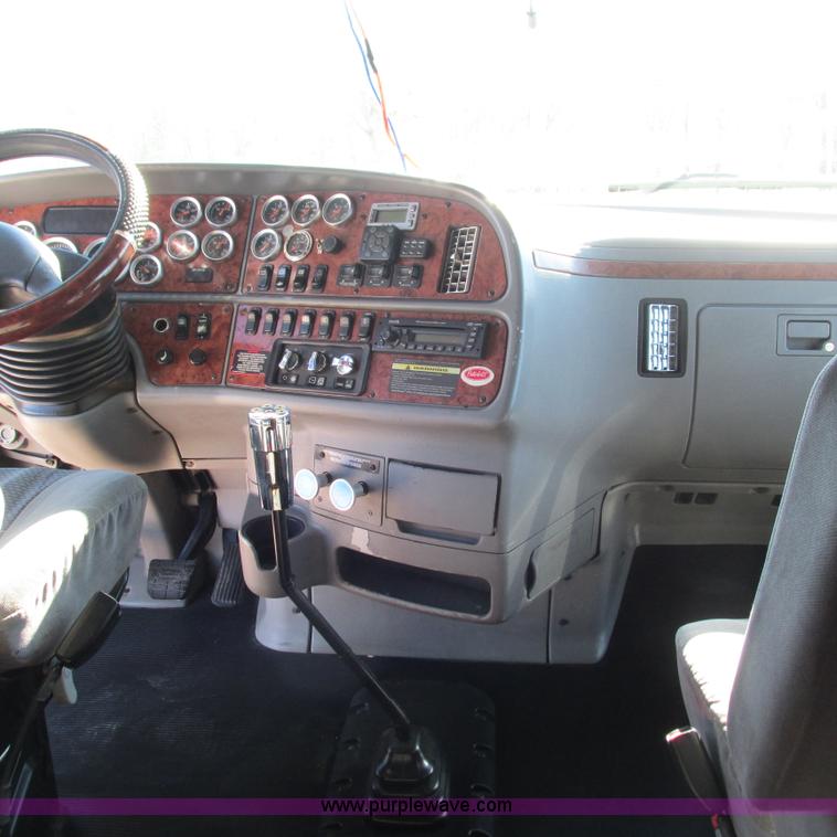 image for item L5326 2009 Peterbilt 387 semi truck