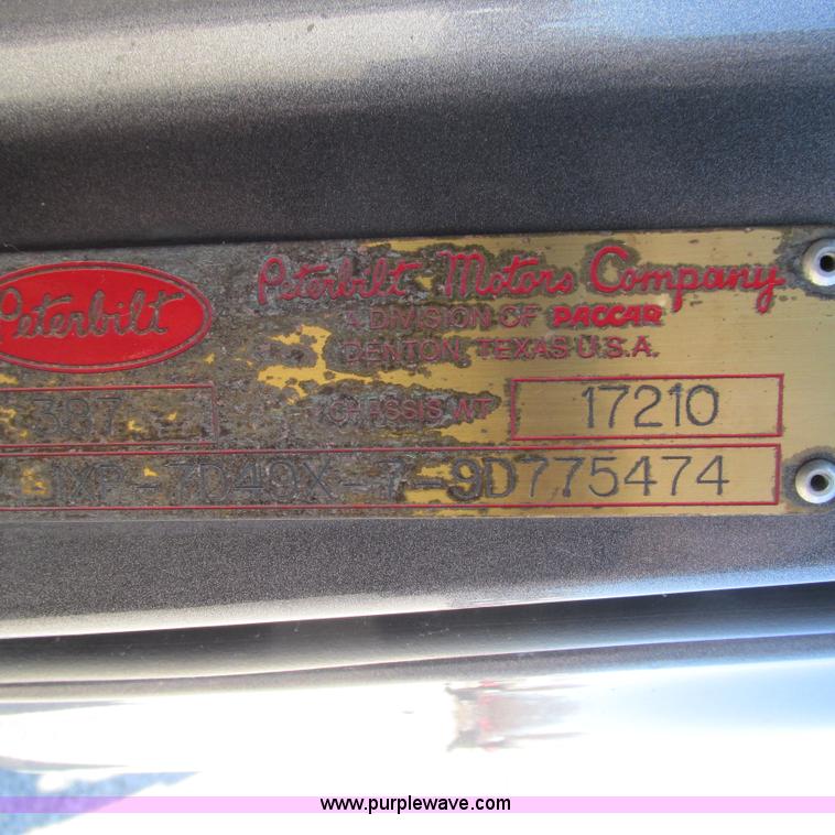 image for item L5326 2009 Peterbilt 387 semi truck
