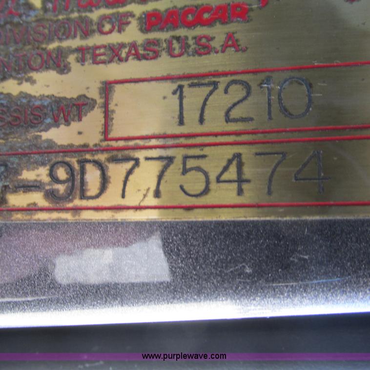 image for item L5326 2009 Peterbilt 387 semi truck