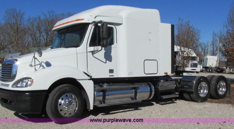 image for item L5328 2005 Freightliner Columbia semi truck