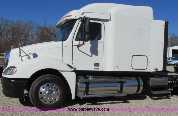 image for item L5328 2005 Freightliner Columbia semi truck