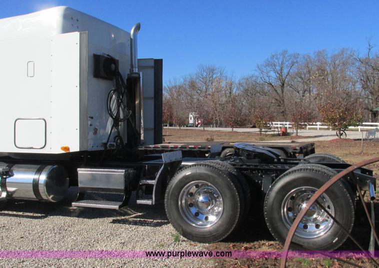 image for item L5328 2005 Freightliner Columbia semi truck