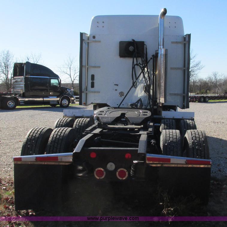 image for item L5328 2005 Freightliner Columbia semi truck