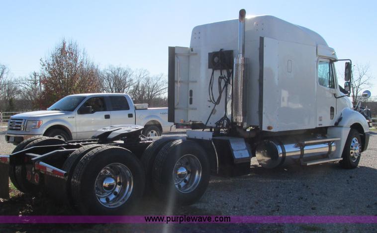image for item L5328 2005 Freightliner Columbia semi truck