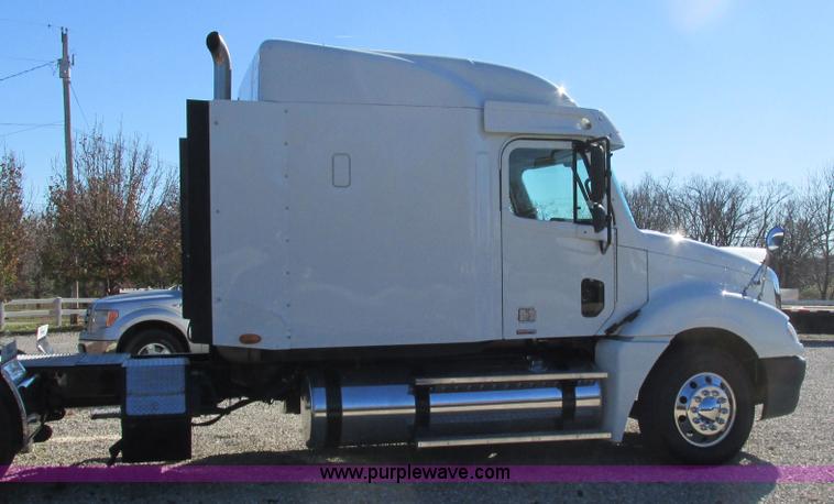 image for item L5328 2005 Freightliner Columbia semi truck