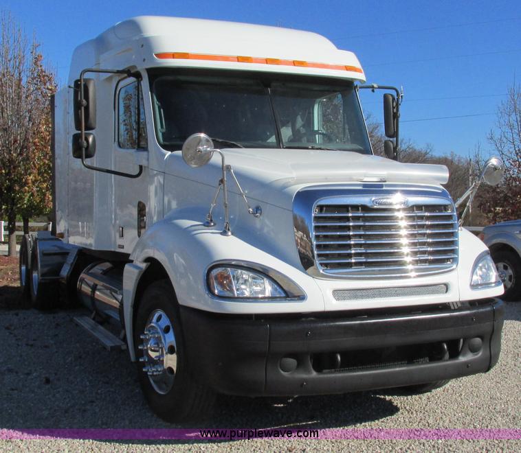 image for item L5328 2005 Freightliner Columbia semi truck
