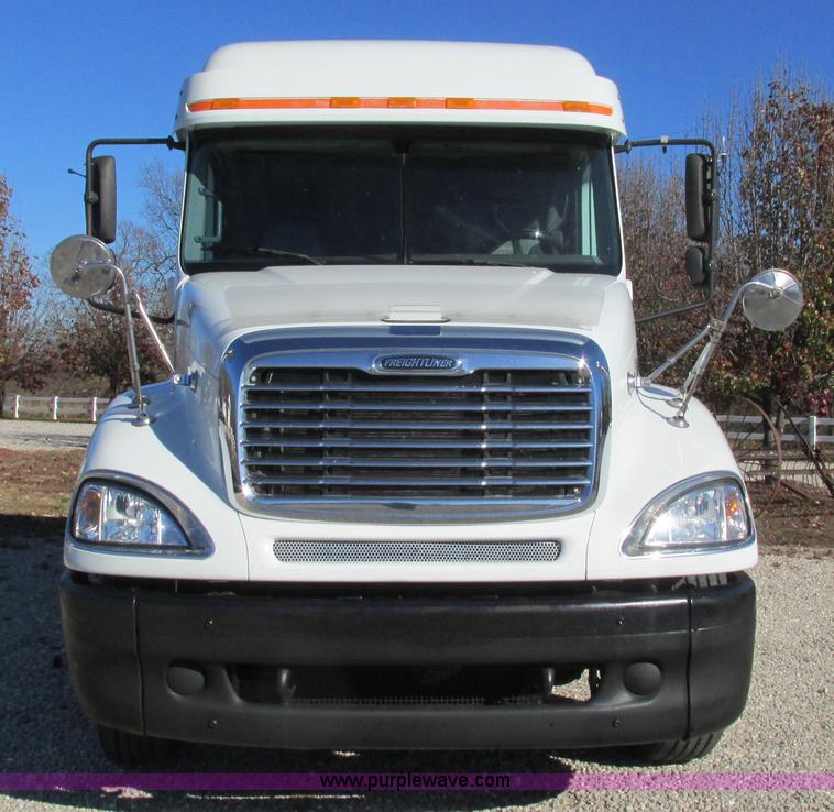 image for item L5328 2005 Freightliner Columbia semi truck