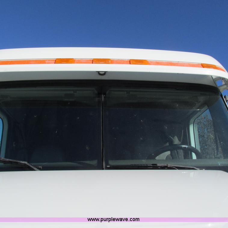 image for item L5328 2005 Freightliner Columbia semi truck