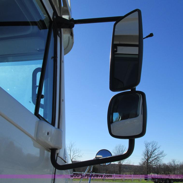 image for item L5328 2005 Freightliner Columbia semi truck