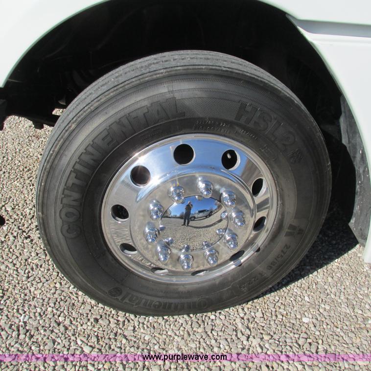 image for item L5328 2005 Freightliner Columbia semi truck