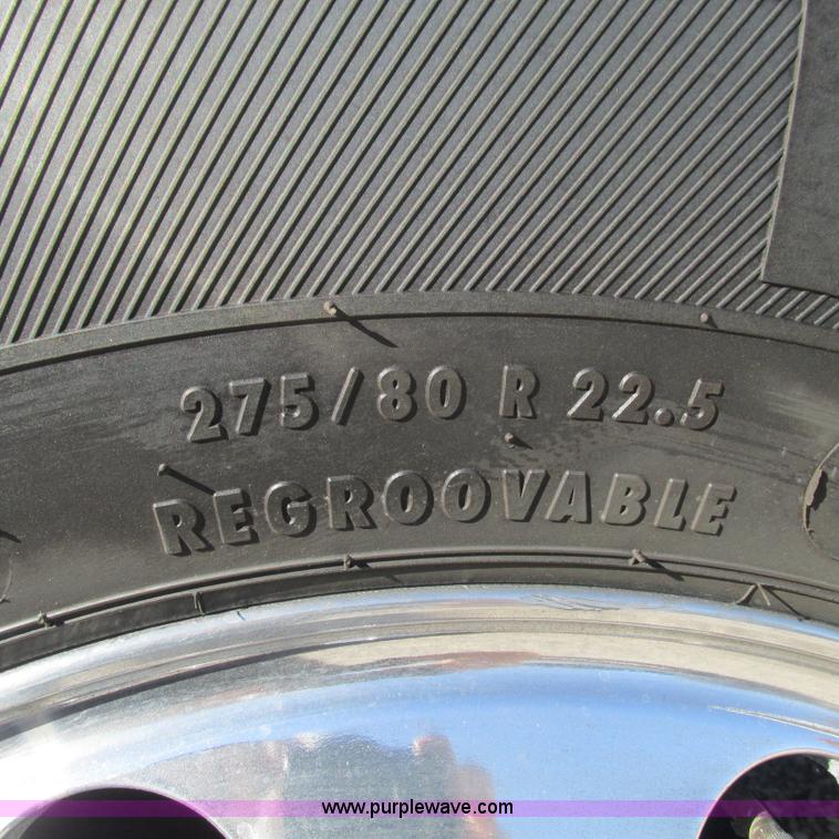 image for item L5328 2005 Freightliner Columbia semi truck