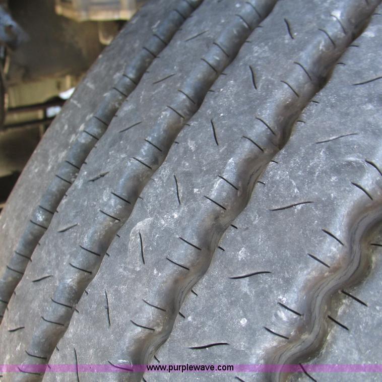 image for item L5328 2005 Freightliner Columbia semi truck